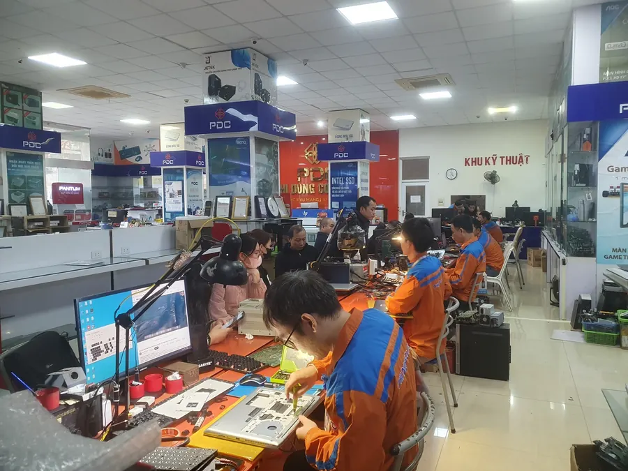 Kỹ thuật viên Phi Dũng lắp ráp, sửa chữa máy tính